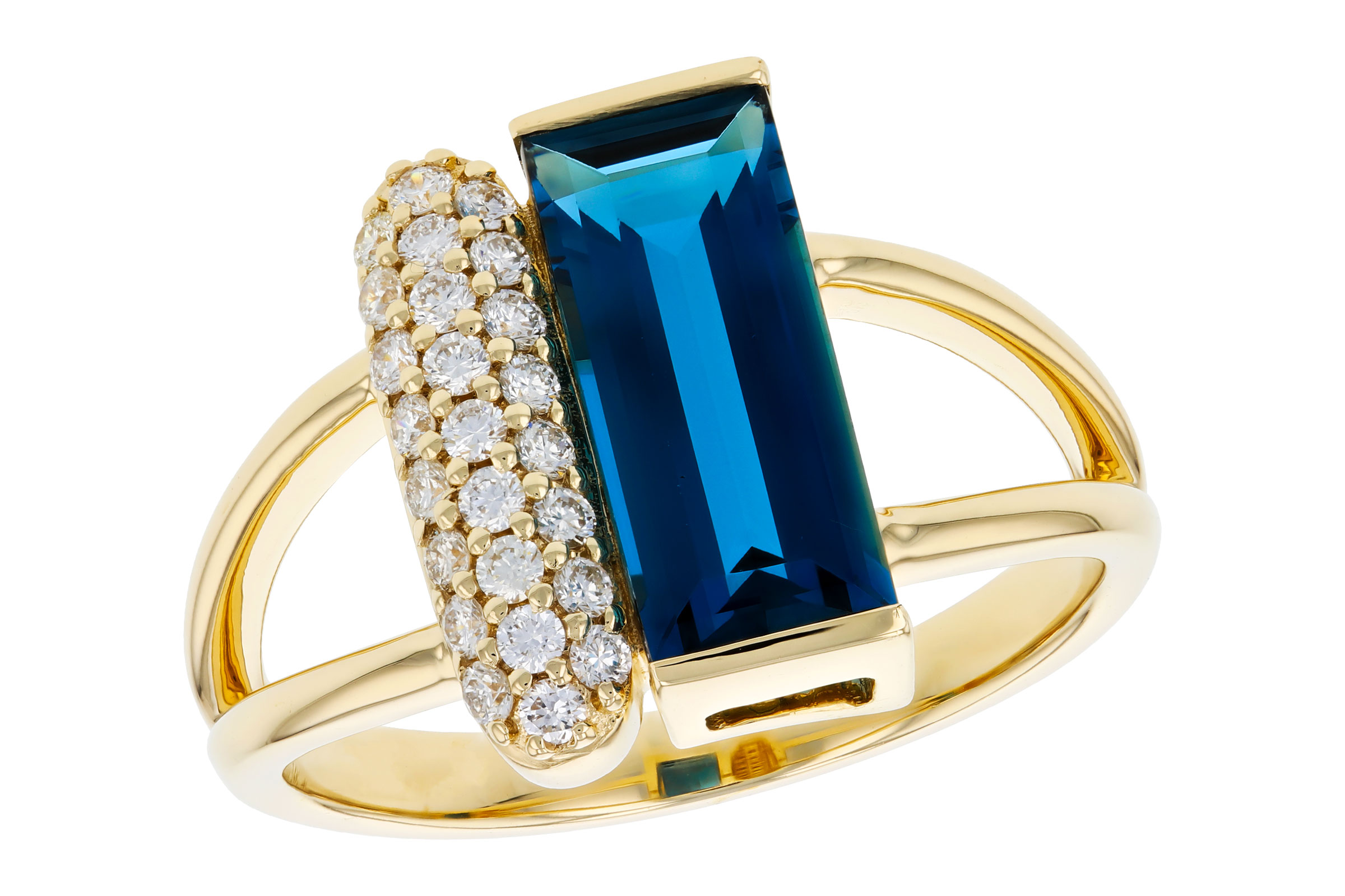 H321-20838: LDS RG 2.67 LONDON BLUE TOPAZ 2.92 TGW (12x5MM BT)